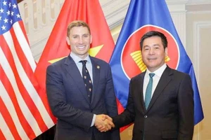 Министр промышленности и торговли Нгуен Хонг Зиен и Заместитель госсекретаря по экономическому росту, энергетике и окружающей среде Джейкоб Хелберг. Фото: moit.gov.vn