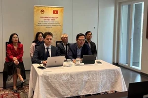 Советник-посланник Фам Куанг Хюи и г-н Андрей Эйдлин.