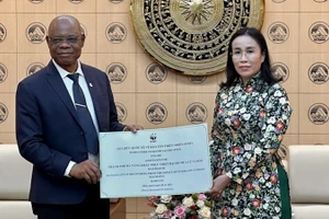 Генеральный директор WWF Мартин Кабалуапа Капинга символически передает 40 тысяч долларов США Зампредседателя Народного комитета города Дананг Нгуен Тхи Ань Тхи. Фото: ВИА