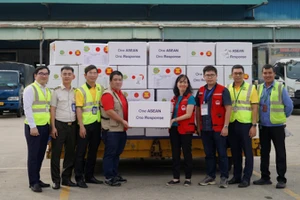 Представитель Вьетнама принимает экстренную гуманитарную помощь Центра AHA. Фото: ВИА