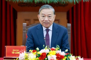 Генеральный секретарь ЦК КПВ То Лам во время телефонного разговора. Фото: ВИА