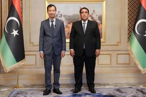 Посол Нгуен Нам Зыонг и Председатель Президентского совета Ливии Мухаммад Аль-Манфи. Фото: Посольство Вьетнама в Египте