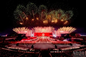 Впечатляющий «по-настоящему кинематографичный» фейерверк над Ханоем в честь успешного завершения XIV съезда Партии
