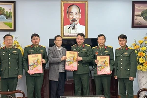 Представитель газеты «Нянзян» передает экземпляры весеннего выпуска газеты «Нянзян» кадровым работникам и военнослужащим 148-го полка.