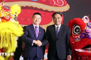 Постоянный заместитель председателя Народного комитета г. Хошимина Нгуен Лок Ха (справа) и Генеральный консул Китая в г. Хошимине Тан Ли. Фото: ВИА