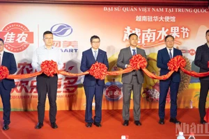 Церемония перерезания ленточки в честь открытия Дня вьетнамских товаров в Китае и Фестиваль вьетнамских фруктов.