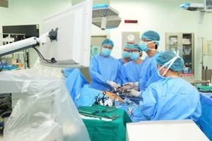 Врачи выполняют трансплантацию печени пациенту. Фото: ВИА