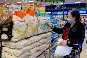 Покупатели приобретают товары в зоне вьетнамской продукции супермаркета Co.opmart Литхыонгкиет в городе Хошимине. Фото: ВИА)