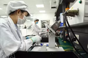 Производство электронных компонентов на заводе компании Star Engineers Vietnam Co., Ltd. в промышленном парке Биньсюен. Фото: ВИА