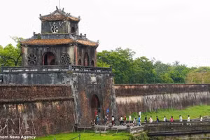 Туристы посещают Императорскую цитадель Хюэ. Фото: ВИА