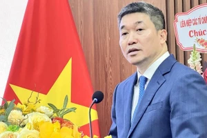 Председатель СОДВ Фан Ань Шон выступает на встрече. Фото: ВИА