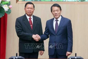 Министр общественной безопасности Лыонг Там Куанг (справа) и Министр общественной безопасности Лаоса Вантхонг Конгмани. Фото: ВИА