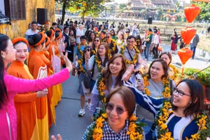 Филиппинские туристы в древнем городе Хойан. Фото: ВИА