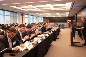 Постоянный вице-премьер выступает на инвестиционном семинаре по привлечению инвестиций в международный финансовый центр во Вьетнаме. Фото: ВИА