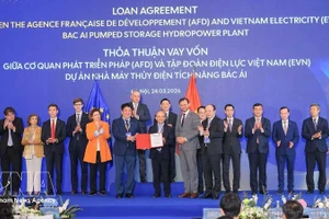 Церемония подписания кредитного соглашения между Французским агентством развития (AFD) и Вьетнамской электроэнергетической корпорацией (EVN) по проекту гидроаккумулирующей электростанции Бак Ай. Фото: ВИА