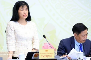 Заместитель председателя Комитета по делам депутатов НС Та Тхи Йен выступает на пресс-конференции, посвящённой объявлению Резолюции Национального избирательного совета о результатах выборов и списке избранных депутатов НС XVI созыва. Фото: ВИА