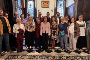 Посол Вьетнама в Аргентине Нго Минь Нгуйет и представители Аргентино-вьетнамского института культуры (ICAV), Коммунистической партии Аргентины и местных средств массовой информации. Фото: ВИА