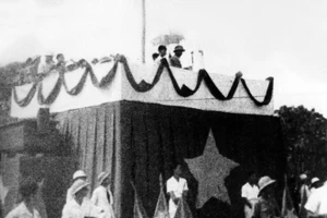 2 сентября 1945 года на площади Бадинь Президент Хо Ши Мин зачитал Декларацию независимости, провозгласив создание Демократической Республики Вьетнам. Фото: ВИА