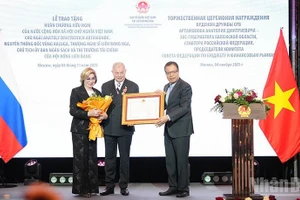 Посол Данг Минь Кхой вручает орден Дружбы Анатолию Артамонову.