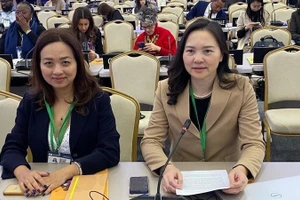 Глава постоянной миссии Вьетнама при ЮНЕСКО, Посол Нгуен Тхи Ван Ань (справа) на 43-й сессии Генеральной ассамблеи ЮНЕСКО. Фото: ВИА 