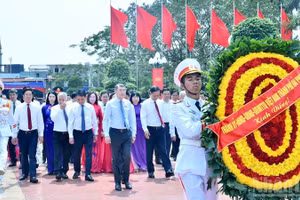 Премьер-министр Ле Минь Хынг и рабочая делегация зажигают благовония и возлагают цветы в память о павших героях у Монумента павшим города Хайфон. Фото: Тхань Жанг