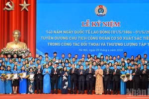 Председатель НС Чан Тхань Ман и участники церемонии. Фото: Тхюи Нгуен