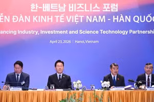 Премьер-министр Ле Минь Хынг (2-й справа) и Президент Ли Чжэ Мен (3-й справа) на клуглом столе. Фото: Чан Хай