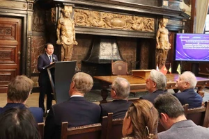 Секретарь партийного комитета города Хайфон Ле Тьен Тяу выступает на семинаре. Фото: ВИА