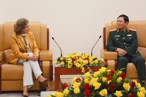 Генерал армии Нгуен Тан Кыонг и Посол Испании во Вьетнаме Кармен Кано де Ласала.