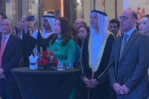 Замминистра иностранных дел Нгуен Минь Ханг, Посол Бадер Аль-Матруши и гости на цереомнии. Фото: baoquocte.vn