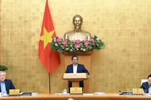 Премьер-министр Фам Минь Тьинь выступает на заседании. Фото: Чан Хай