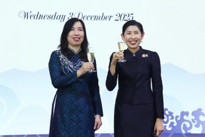 Замминистра иностранных дел Ле Тхи Тху Ханг и Посол Таиланда во Вьетнаме Уравади Срифиромия. Фото: baoquocte.vn