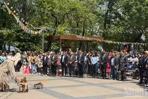 Обряд поклонения Солнцу на празднике. Фото: Суан Хынг