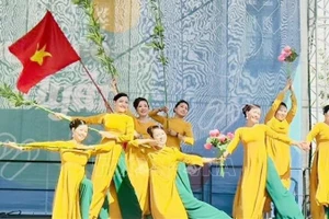 Художественное представление на Днях вьетнамской культуры в Будапеште, Венгрия. Фото: ВИA