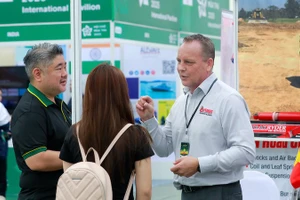 Господин Майкл Грейс, генеральный директор компании Pedders Suspensions & Brakes (Австралия), принимает участие в ярмарке с целью расширения производства во Вьетнаме. Фото: ВИА