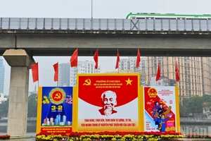 Крупные панно и баннеры установлены на площадях, транспортных развязках и в местах с большим потоком людей, распространяя информацию о дне выборов.