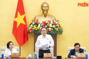 Председатель НС Чан Тхань Ман выступает на закрытии заседания. Фото: Зюи Линь