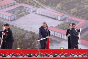 Генеральный секретарь ЦК КПВ То Лам, Премьер-министр Фам Минь Тьинь и делегаты проводят церемонию одновременной закладки и начала строительства школ-интернатов в приграничных сухопутных общинах. Фото: ВИА