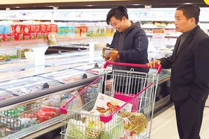 Секторы прилагают усилия для стабилизации поставок товаров и услуг первой необходимости. Фото: Данг Ань