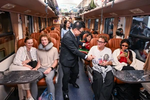 Пассажирам «Поезда счастья» вручают новогодние конверты «ли си» с деньгами.