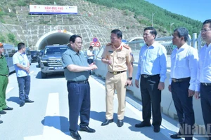 Премьер-министр Фам Минь Тьинь проверяет ход реализации проект скоростной автомагистрали Куангнгай – Хоайньон на участке, проходящем через тоннель Дыкфо. Фото: Тхань Зянг