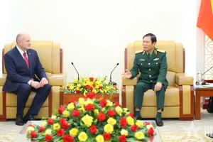 Генерал армии Нгуен Тан Кыонг и глава МЧС России Александр Куренков. Фото: qdnd.vn