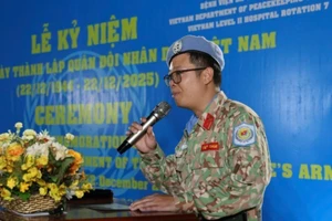 Директор военно-полевого госпиталя 2-го уровня №7 майор, кандидат наук Чан Дык Тай выступает на церемонии. Фото: Тьиен Фук