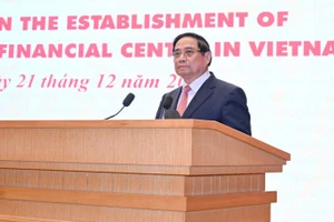 Премьер-министр Фам Минь Тьинь выступает на конференции. Фото: Чан Хай