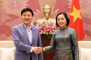 Заместитель председателя НС Нгуен Тхи Тхань и Председатель Консультативного комитета НС Республики Корея по вопросам этики Ким Хак Мин. Фото: ВИА