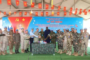 Иностранные друзья и военнослужащие инженерно-саперного отряда №4 на церемонии.