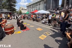 Сотни людей принимают участие в марше на площади Бастилии в Париже. Фото: ВИА