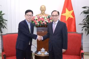 Министр иностранных дел Ле Хоай Чунг и Первый замминистра иностранных дел Республики Корея Пак Юн Чжу. Фото: baoquocte.vn