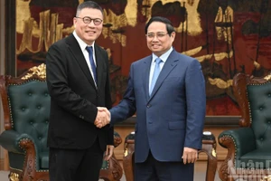 Премьер-министр Фам Минь Тьинь и председатель китайской корпорации Texhong Хун Тяньчжу. Фото: Чан Хай