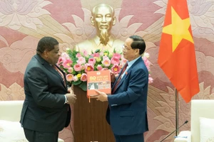 Заместитель Председателя Национального собрания, генерал-полковник Чан Куанг Фыонг вручает памятный подарок Генеральному секретарю МПС Мартину Чунгонгу. Фото: quochoi.vn